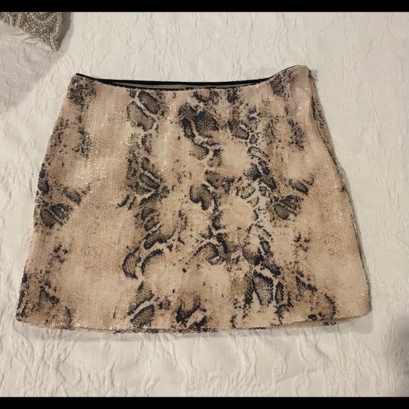 🎉🎉HP🎉🎉🤎BEBE sequin snake print skirt NWT size M🤎 - Picture 7 of 10